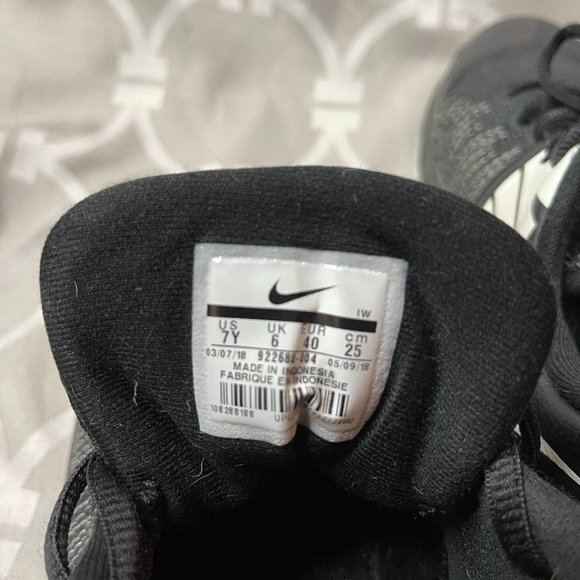 Youth Nike Baskeball Shoe "Hustle" - Picture 7 of 8